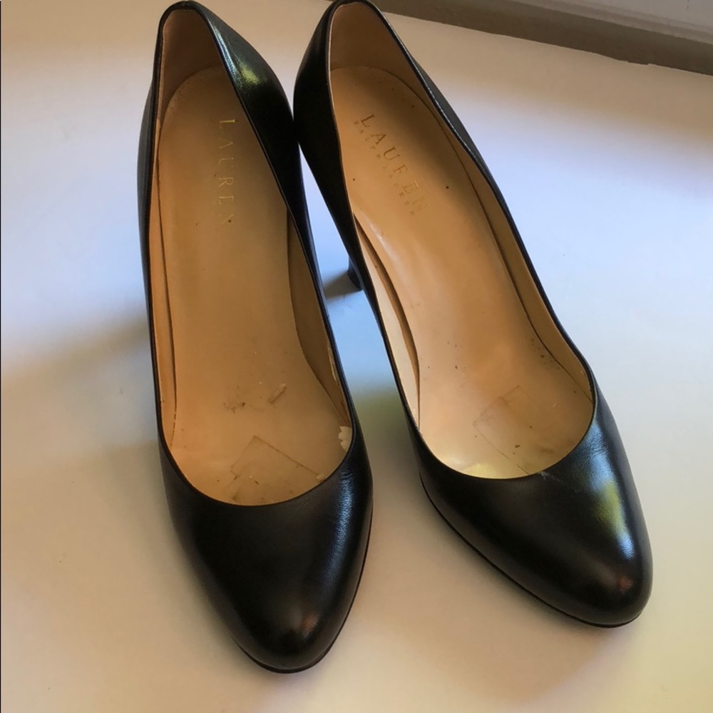Black pumps
